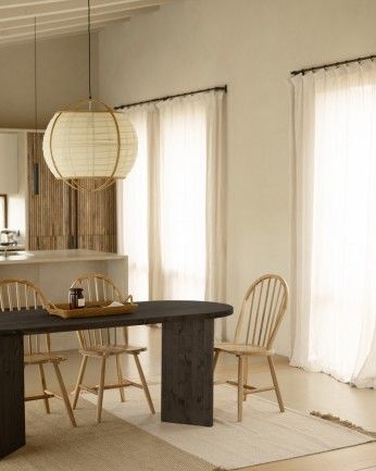 Koji - Mesa de comedor de madera maciza con sobre barnizado en tono roble avellana de 160cm