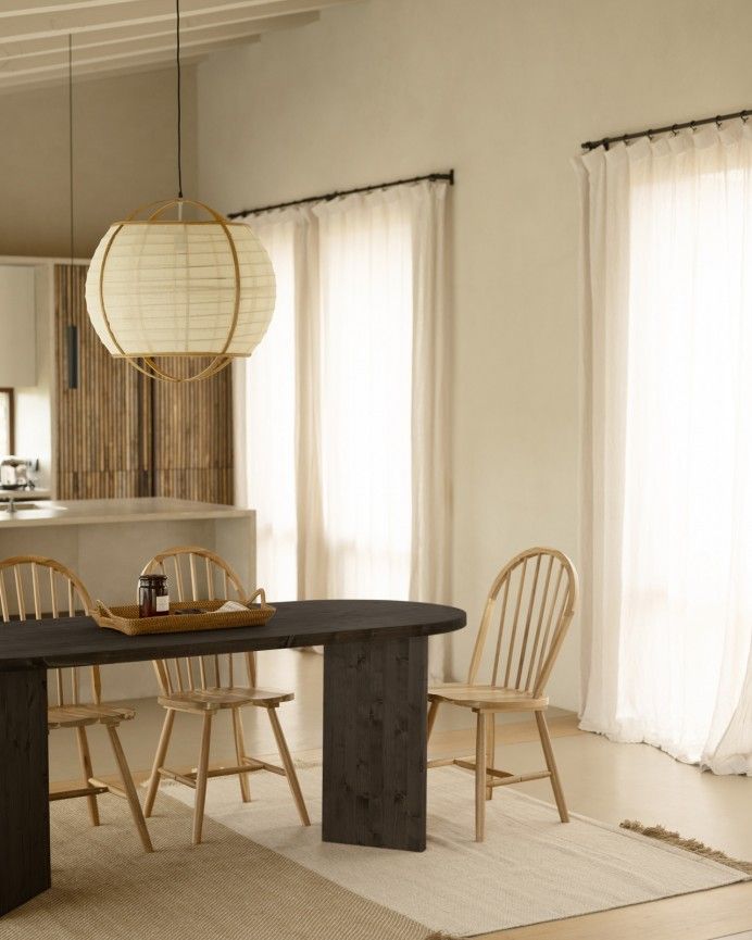 Koji - Mesa de comedor de madera maciza con sobre barnizado en tono roble avellana de 160cm