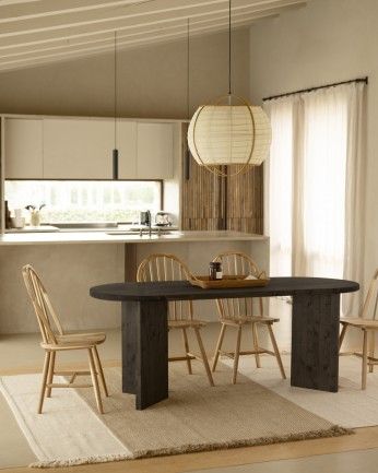 Koji - Mesa de comedor de madera maciza con sobre barnizado en tono roble avellana de 160cm