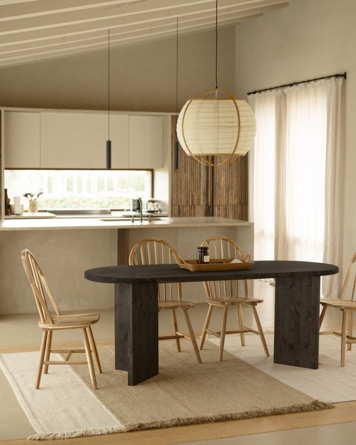 Koji - Mesa de comedor de madera maciza con sobre barnizado en tono roble avellana de 160cm