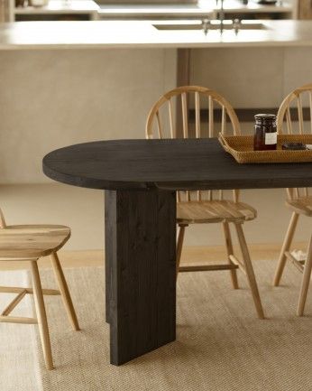 Koji - Mesa de comedor de madera maciza con sobre barnizado en tono roble avellana de 160cm