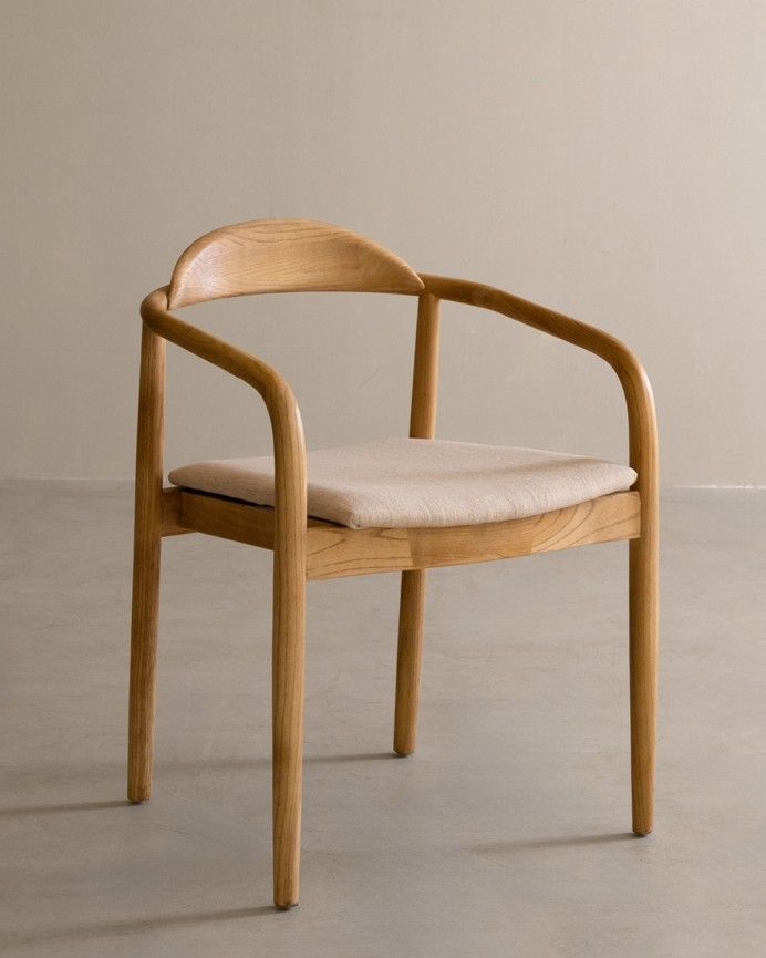Kira - Silla de madera de olmo y asiento acolchado color beige de 77,5x57,5cm
