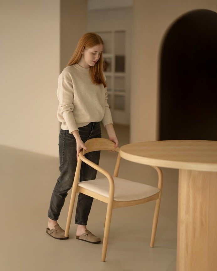 Kira - Silla de madera de olmo y asiento acolchado color beige de 77,5x57,5cm