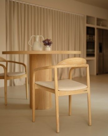 Kira - Silla de madera de olmo y asiento acolchado color beige de 77,5x57,5cm