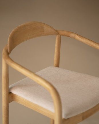 Kira - Silla de madera de olmo y asiento acolchado color beige de 77,5x57,5cm